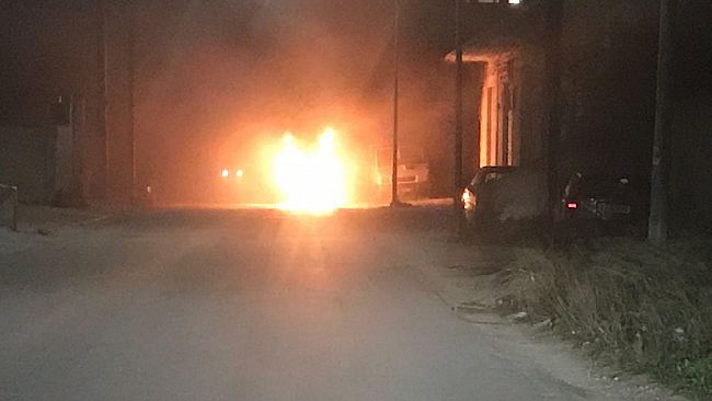 Auto in fiamme in via ammiraglio Rizzo