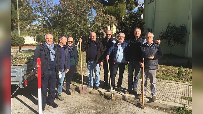 I soci Lions Castelvetrano al lavoro nel giardino del plesso Medi 