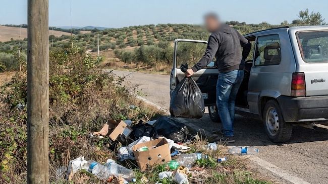 Codice della strada: multe fino a 18mila euro per chi abbandona rifiuti dall'auto