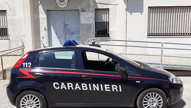 Fulgatore, scarica rifiuti speciali e gli da fuoco. Denunciato un 68enne