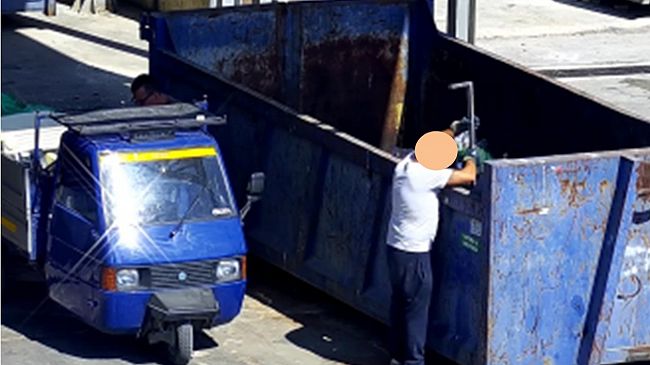 Rubavano materiale ferroso minaccinado gli operai di un'anzienda di gestione rifiuti a Marsala 