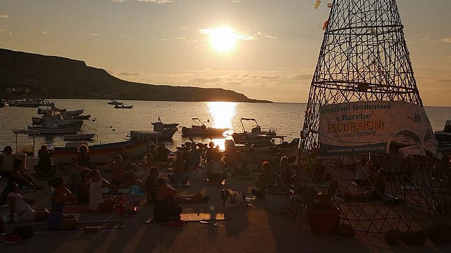 ​Valderice, ritorna l'appuntamento estivo con lo Yoga itinerante al tramonto