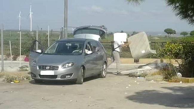 Campobello: pugno duro dell’Amminsitrazione Castiglione contro chi abbandona rifiuti per strada: altre 30 multe elevate a novembre