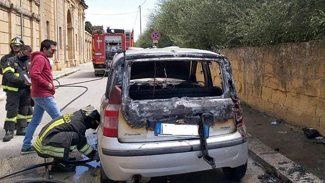 Mazara, l’incendio dell’auto del geom. Pantaleo collegato agli affidi diretti per i quali indaga la GdF?