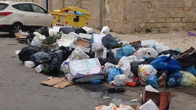 Piazza Ciaccio Montalto una discarica a cielo aperto. Domani salta il mercato del martedi
