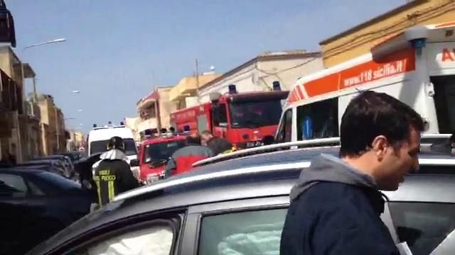 VIDEO – Marsala, rocambolesco incidente sulla Ss115. Paura per un’auto a gas finita contro autoscuola