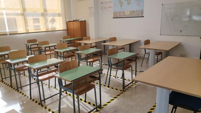 Castellammare, insegnante positiva al Covid-19: chiusa scuola per sanificazione