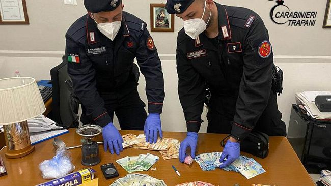 Marsala, 31enne spaccia ai domiciliari: arrestato dai Carabinieri