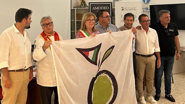 montevago-citta-dellolio-consegnata-la-bandiera-al-comune