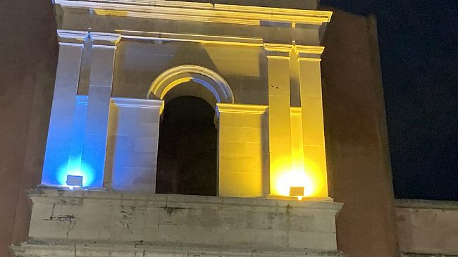 I colori dell'Ucraina sul campanile della chiesa della Salute