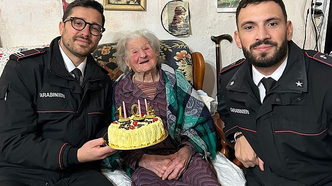 Favignana, i Carabinieri festeggiano i 104 anni di Zia Rosina