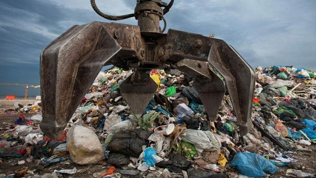 A Lentini chiude (di nuovo) la discarica e nel Trapanese torna l'emergenza rifiuti