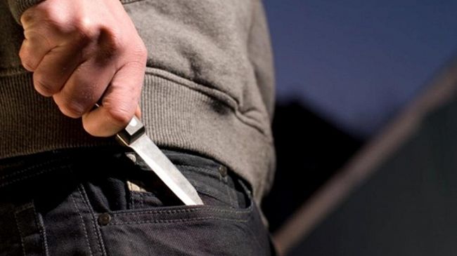 Resta in carcere l'uomo accusato di aver accoltellato un 17enne nel parcheggio di un supermercato