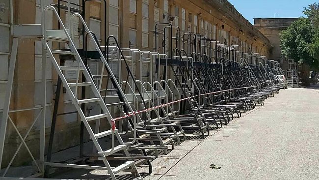 Cimitero di Mazara, dopo l’ultimo incidente, tutte le scale ferme e “sigillate”. Incertezza sui tempi di revisione