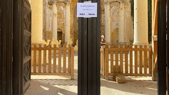Mazara, il centro storico si trasforma in un set per lo shooting fotografico di Emporio Armani