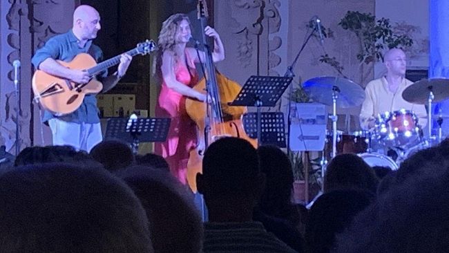 Mazara, Le armonie jazz del trio Arabella Rustico, Daniele Cordisco e Luca Santaniello incantano il Collegio dei Gesuiti