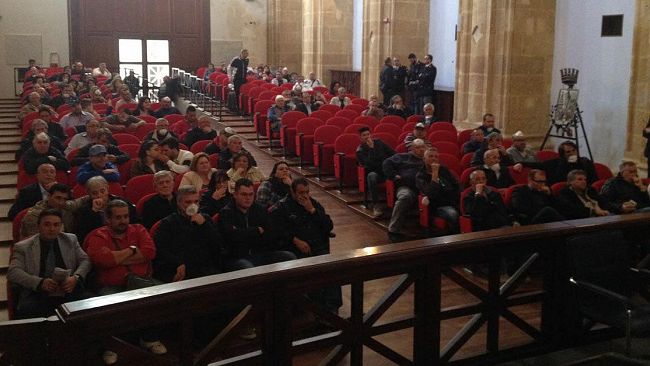 video-opposizione-lascia-l-aula-consiliare-per-solidarieta-ad-operai-belice-ambiente-maggioranza-criticata-all-uscita
