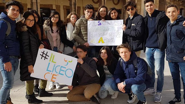 VIDEO – “Non si faccia campagna elettorale sul Liceo”. Studenti mazaresi protestano in piazza
