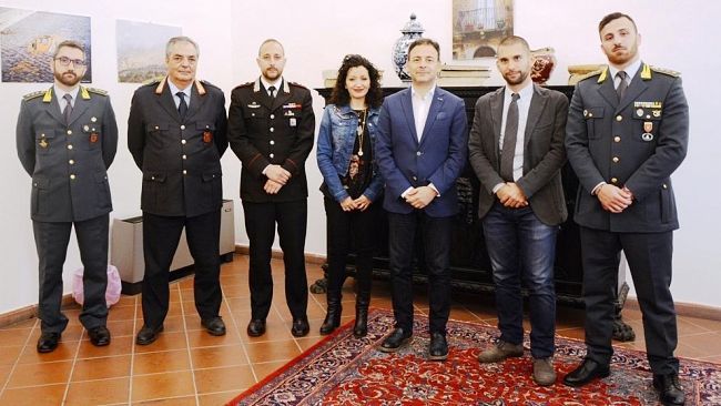 Mazara, pubblico plauso del sindaco a carabinieri e polizia per le recenti operazioni