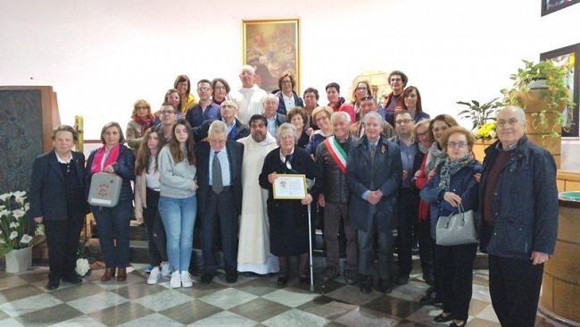 Defibrillatore per la comunità di Terrenove-Bambina consegnato a Don Tommaso Lombardo