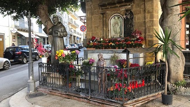 Ignoti avevano danneggiato l’inferriata di Padre Pio. Salvo Leone l’ha sistemata a sue spese