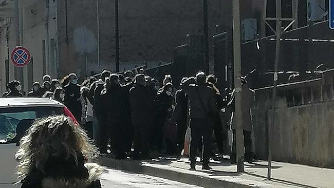 Stop agli assembramenti davanti alla scuola Verga, il comune chiuderà il traffico veicolare per fasce orarie