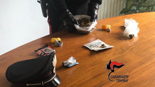 Alcamo, donna arrestata: si trovava sulla sua auto con un sacchetto di marijuana
