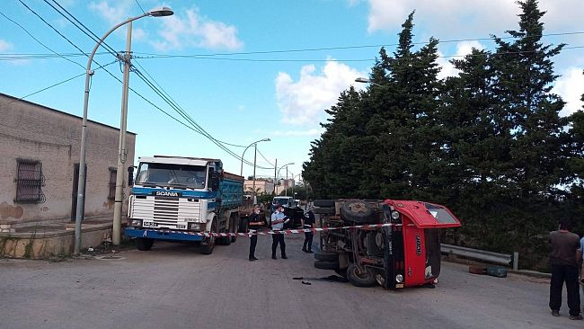 Incidente a Rilievo, due mezzi finiscono contro la rampa di un camion