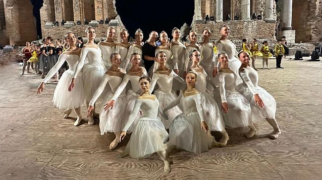 ​Le ragazze del Centro Studi Danza di Trapani calcano il palcoscenico del Teatro greco di Taormina