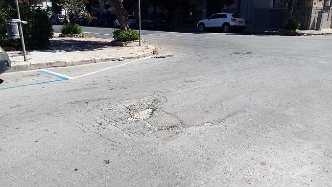 ​Trapani, buche e asfalto sconnesso dietro la Fontana del Tritone