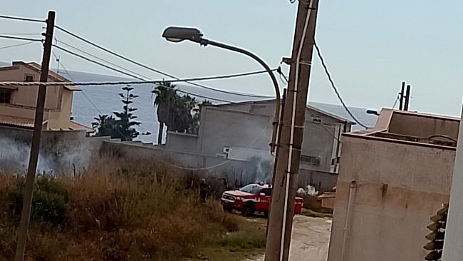 Mazara, fulmine colpisce sterpaglie e provoca incendio: intervento dei vigili del fuoco