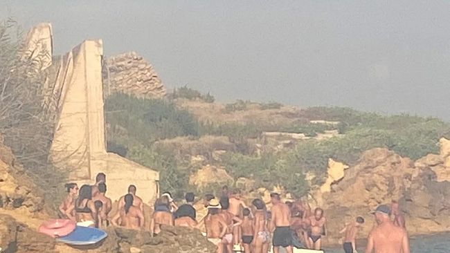 Sfiorata la tragedia a Marinella , un pedalò con 8 persone affonda a poche decine di metri dalla riva