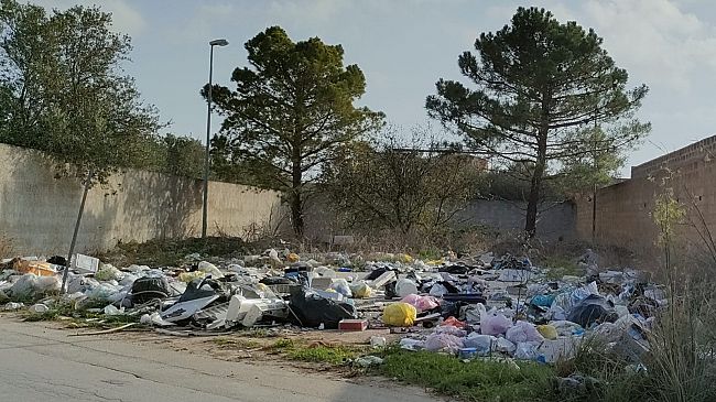 Mazara, discarica a cielo aperto in via Enzo Ferrari 