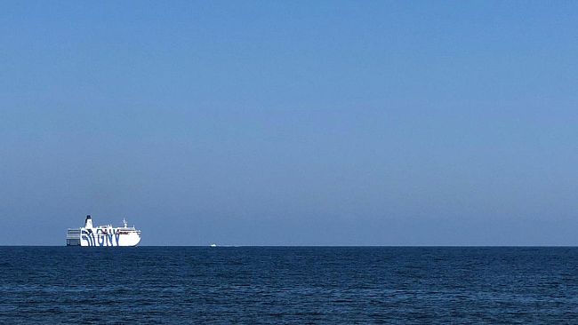 Trapani, la nave quarantena con 700 migranti a bordo si trova al largo della città