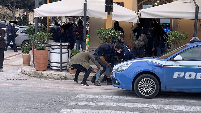 Trapani, perde le staffe e viene portato via dalla Polizia