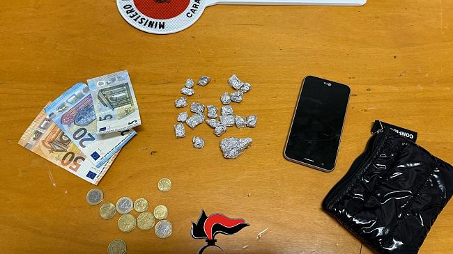 Trapani, arrestato 19enne per detenzione illecita di sostanze stupefacenti e resistenza a Pubblico Ufficiale