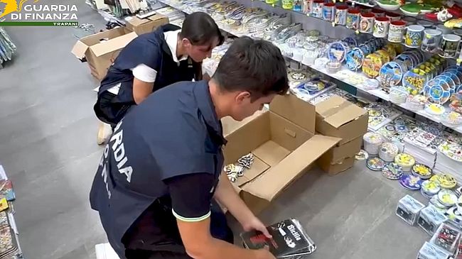 Sequestrati a San Vito Lo Capo 17 mila prodotti tra vestiti contraffatti e articoli non sicuri