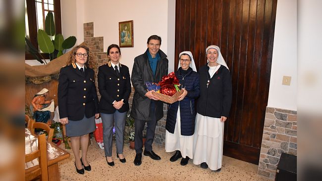 ​Trapani, la Polizia dona pacchi alimentari alla comunità “Serve di Gesù Povero” 
