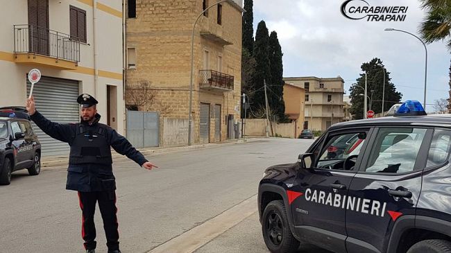 Non si ferma all'alt dei Carabinieri; arrestato 19enne trapanese
