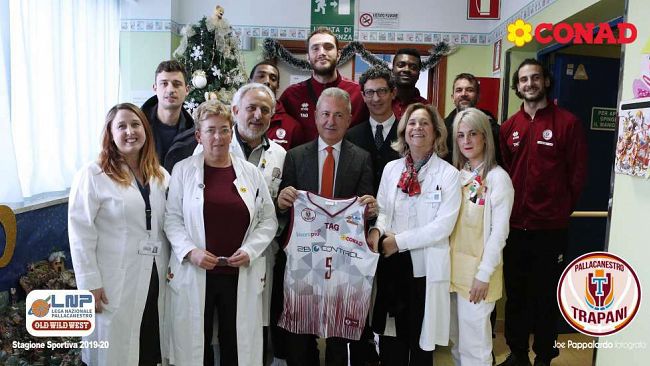 La Pallacanestro Trapani porta un po’ di allegria ai bambini in ospedale