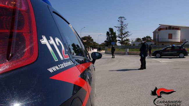 Valderice, si ribalta con l'auto vicino alla Caserma dei Carabinieri
