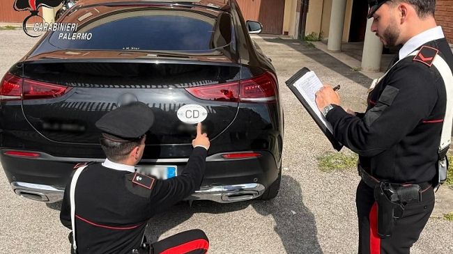 ​Falso diplomatico arrestato a Palermo: guidava un’auto blu senza patente