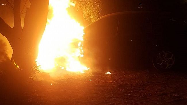 A fuoco delle sterpaglie, auto distrutta dalle  fiamme a Triscina
