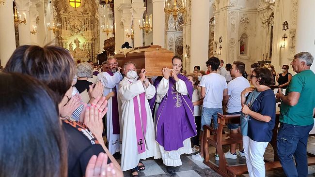 L'ultimo saluto a mons Russo 