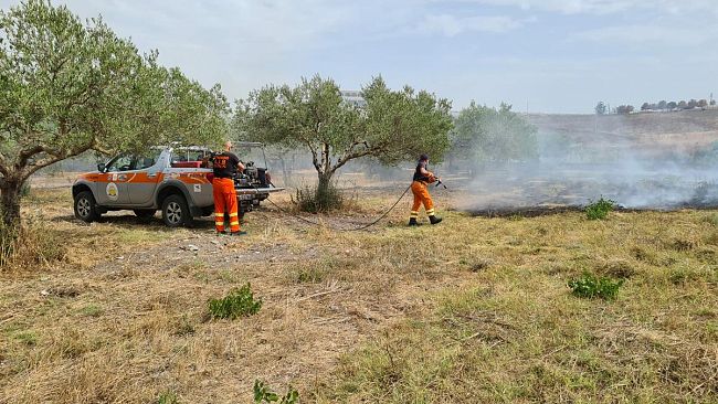 Incendio nel pomeriggio nella frazione di Porticalazzo