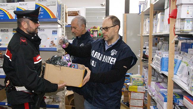 Operazione Natale sicuro, oltre 700 articoli pericolosi sequestrati dai Carabinieri