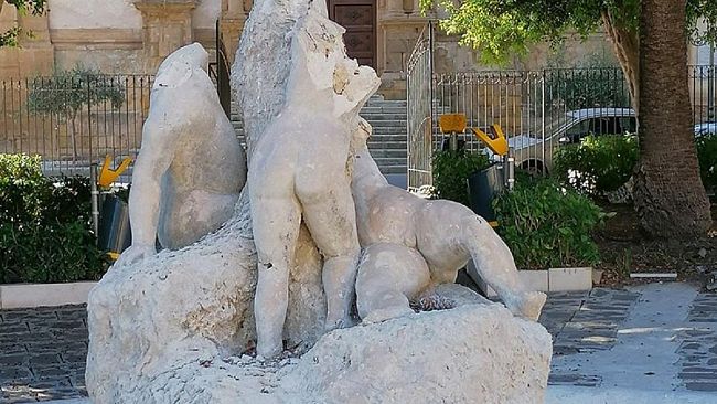 Vandali a Villa Regina Margherita. Gravemente danneggiata la copia della “Bambocciata” del Rutelli