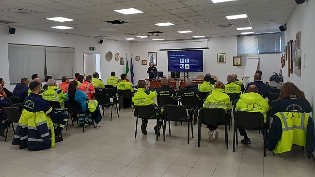 La Sicilia contro gli incendi: in campo centinaia di nuovi volontari