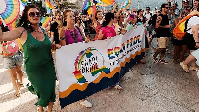 L'Egadi Pride colora Favignana, in piazza per i diritti universali