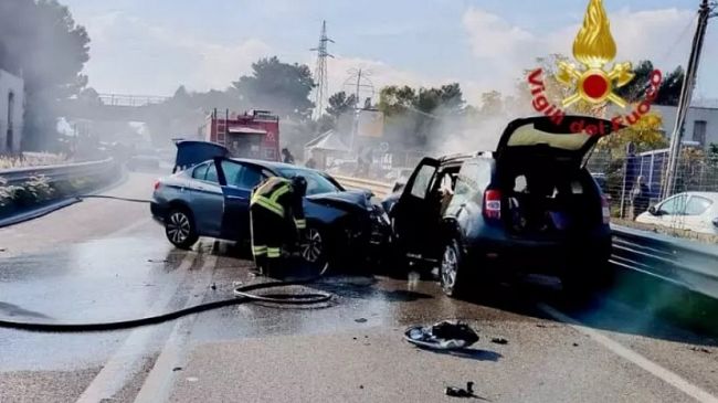 ​Scontro frontale e auto in fiamme, 4 feriti sulla Palermo-Sciacca